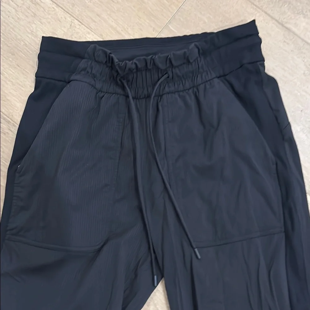 Lululemon Women’s  Black Jogger Pants, size 4. EUC - Picture 2 of 6
